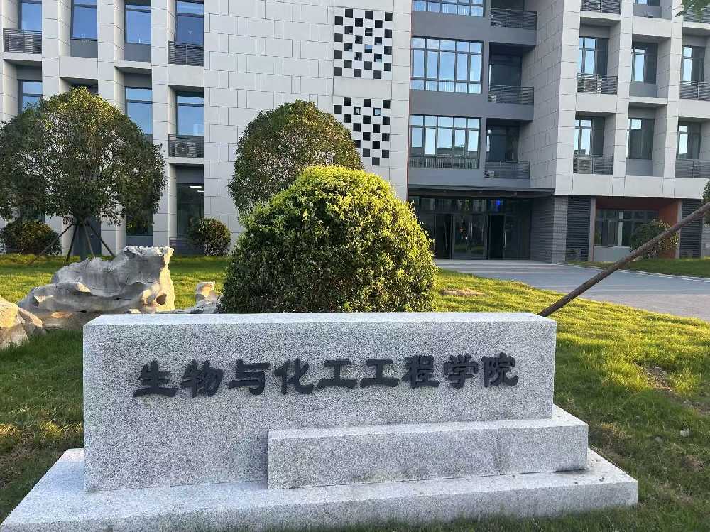 青岛市扬州职业大学体育场高杆灯项目